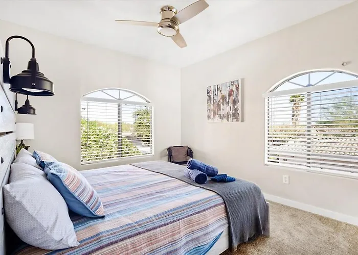Desert Oasis 2bd 2ba Gated With Pool & Gym * Phoenix
