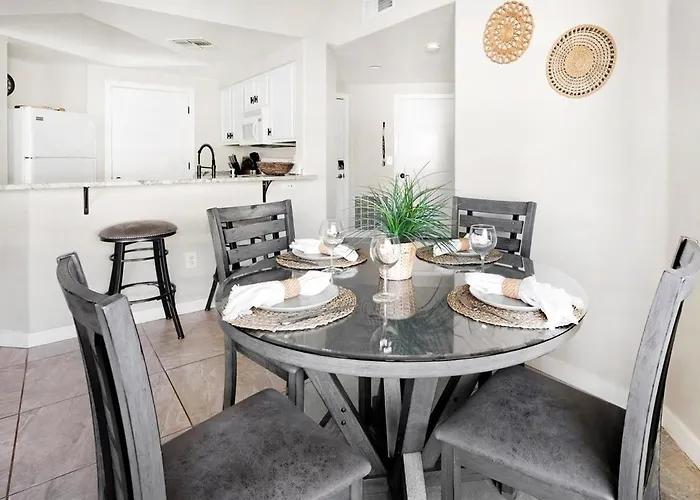 Desert Oasis 2bd 2ba Gated With Pool & Gym