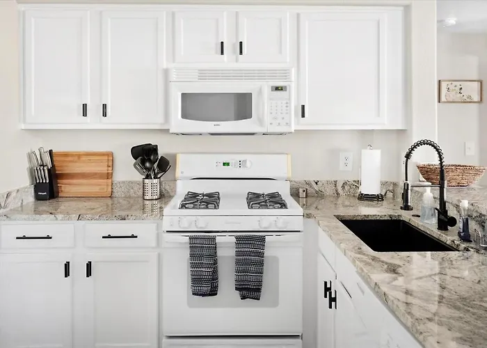 Desert Oasis 2bd 2ba Gated With Pool & Gym Apartment *