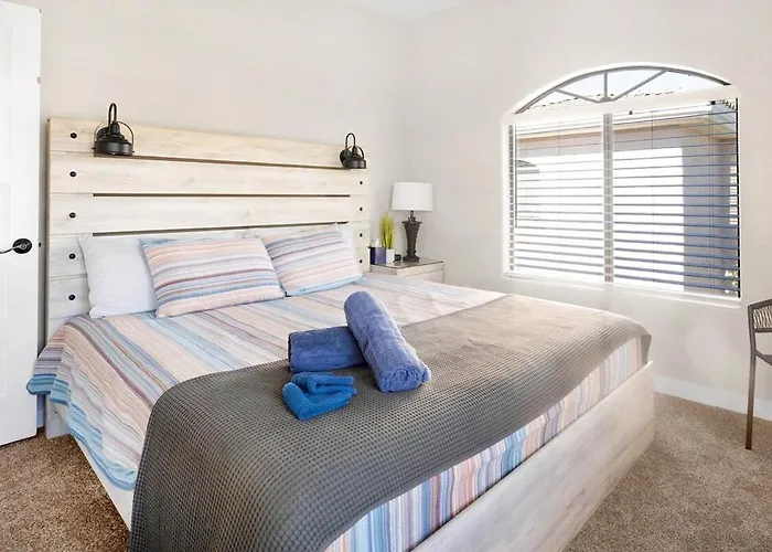 Apartment Desert Oasis 2bd 2ba Gated With Pool & Gym *